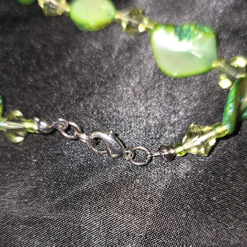 Vibrant Green Shell Necklace - Picture 4 of 4